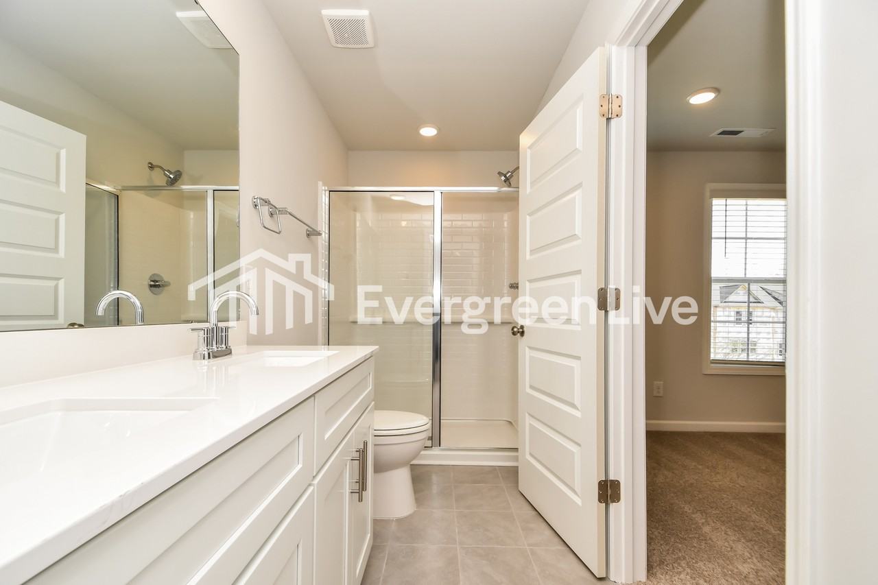 565 Hodge Rd - Photo 5 of 15