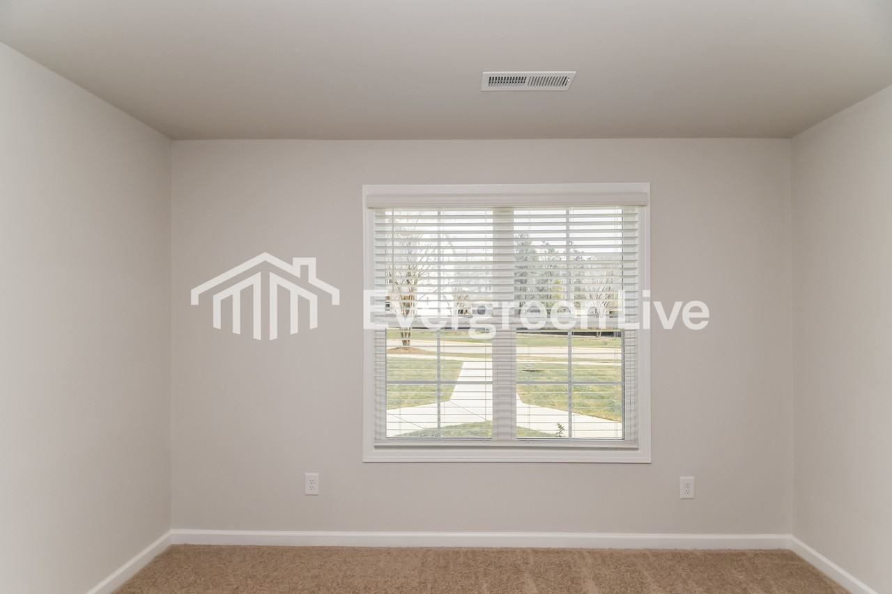 565 Hodge Rd - Photo 7 of 15