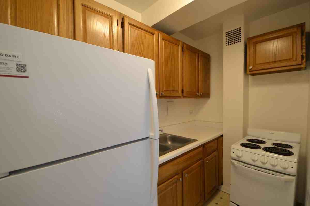 4180 N Marine Dr - Photo 3 of 7