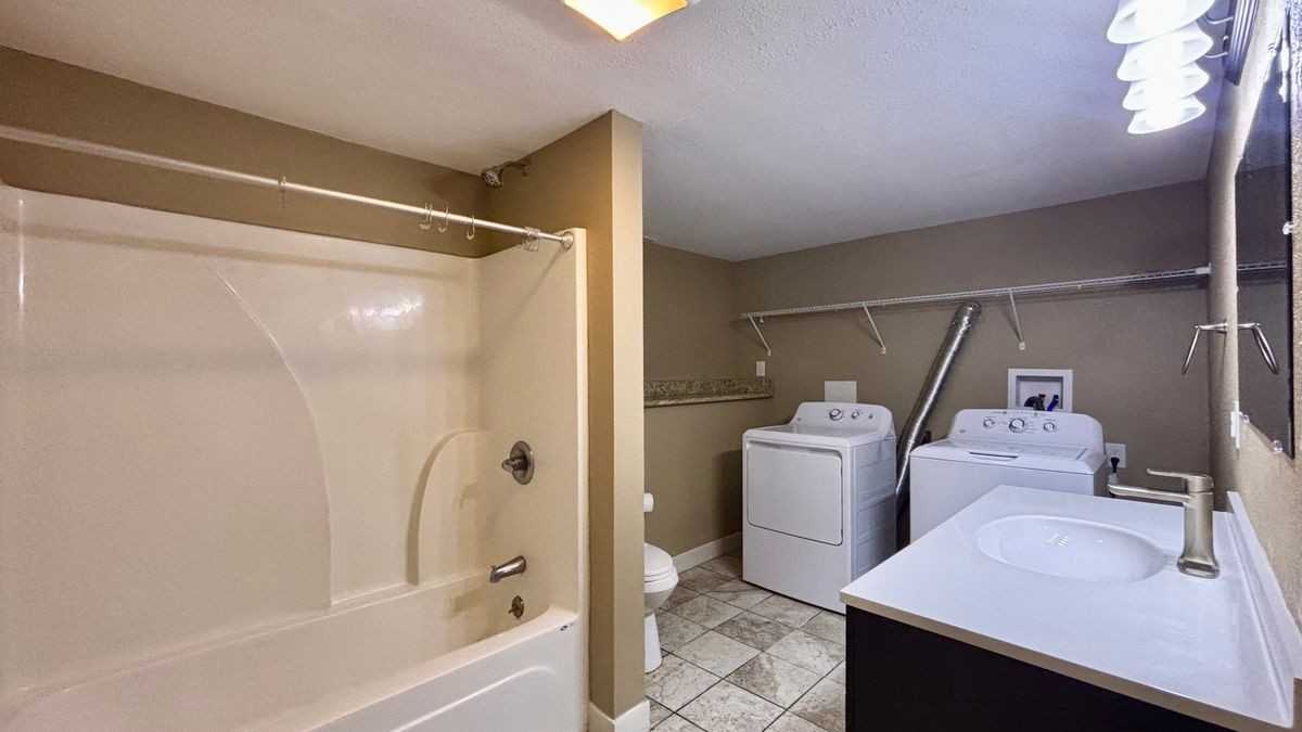 626 W Main St - Photo 5 of 14