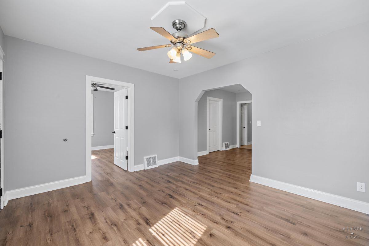 908 Wheeler St - Photo 4 of 21