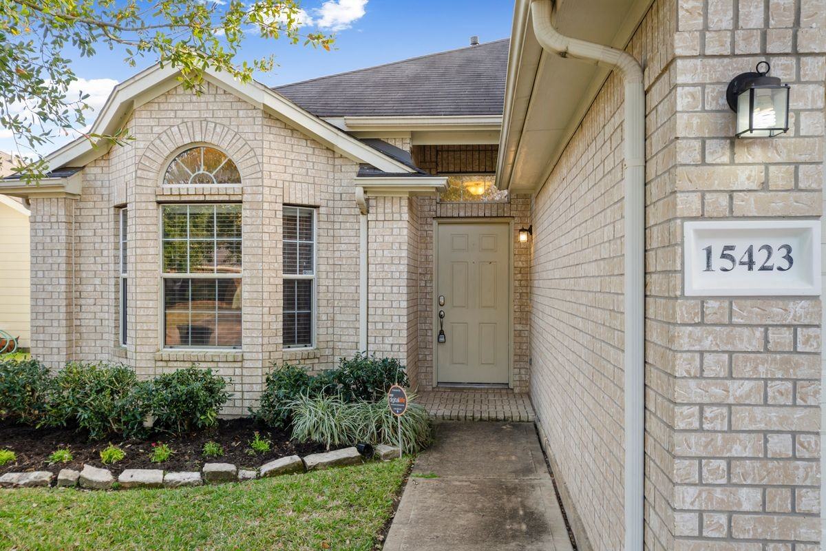 15423 Brock Creek Way - Photo 2 of 32