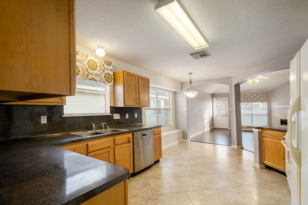 15423 Brock Creek Way - Photo 3 of 32
