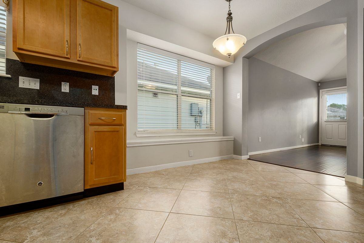 15423 Brock Creek Way - Photo 6 of 32