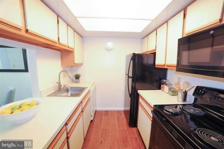 14901 Rydell Rd ##304 - Photo 6 of 23