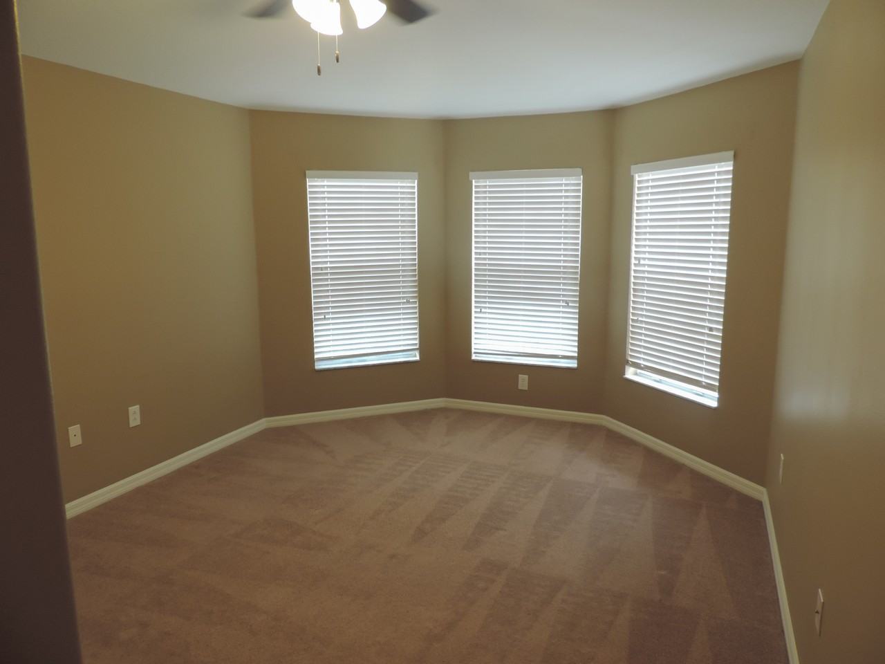 4482 Creekside Dr - Photo 2 of 6