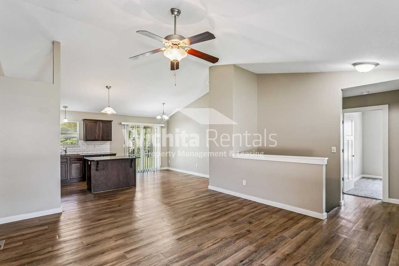 146 N Jackson Heights Ct - Photo 2 of 15