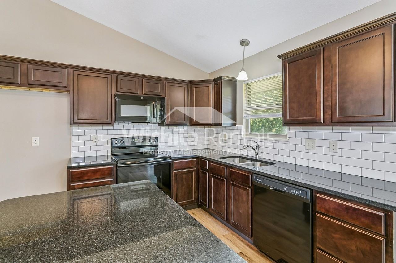 146 N Jackson Heights Ct - Photo 4 of 15