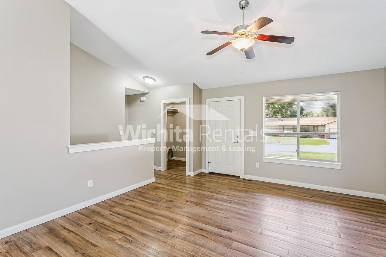 146 N Jackson Heights Ct - Photo 5 of 15