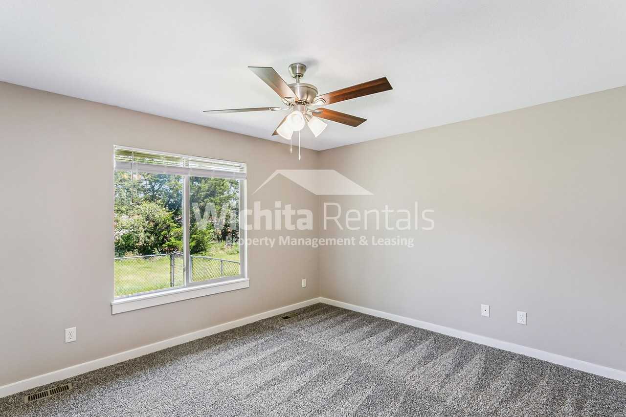 146 N Jackson Heights Ct - Photo 6 of 15