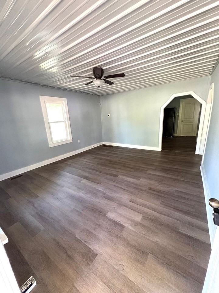 302 Bryan St - Photo 2 of 7