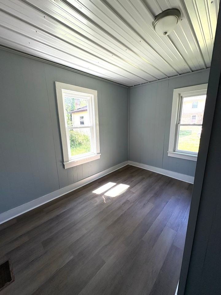 302 Bryan St - Photo 6 of 7