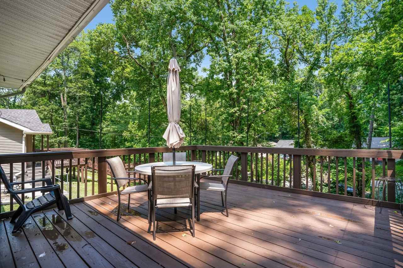 714 Woodlawn Dr - Photo 3 of 38