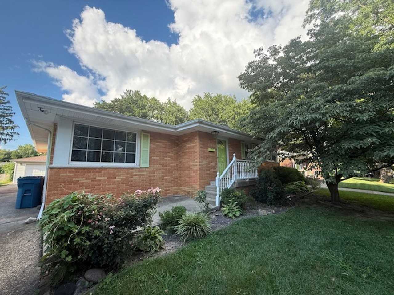 2125 Brentwood Dr - Photo 2 of 20