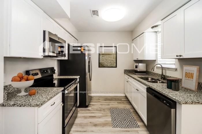 1001 John Reagan St - Photo 2 of 17
