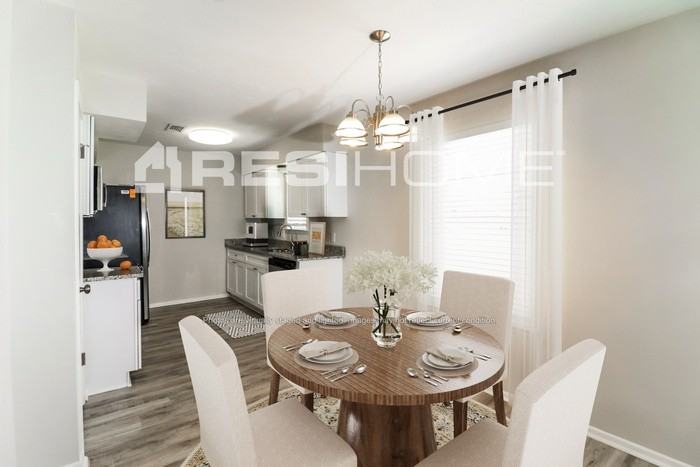 1001 John Reagan St - Photo 3 of 17