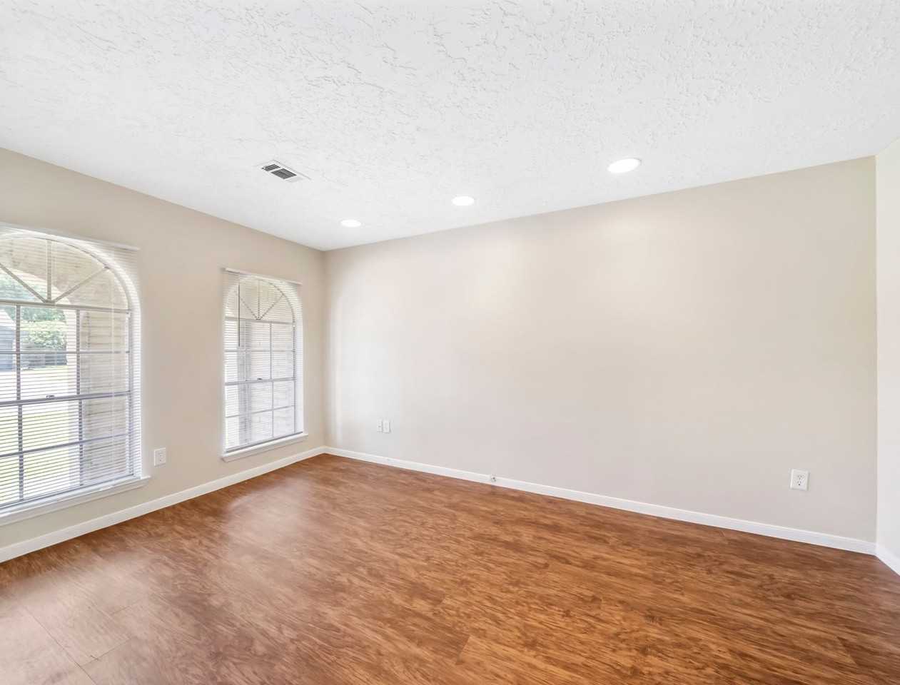 7962 Southmeadow Dr - Photo 3 of 20
