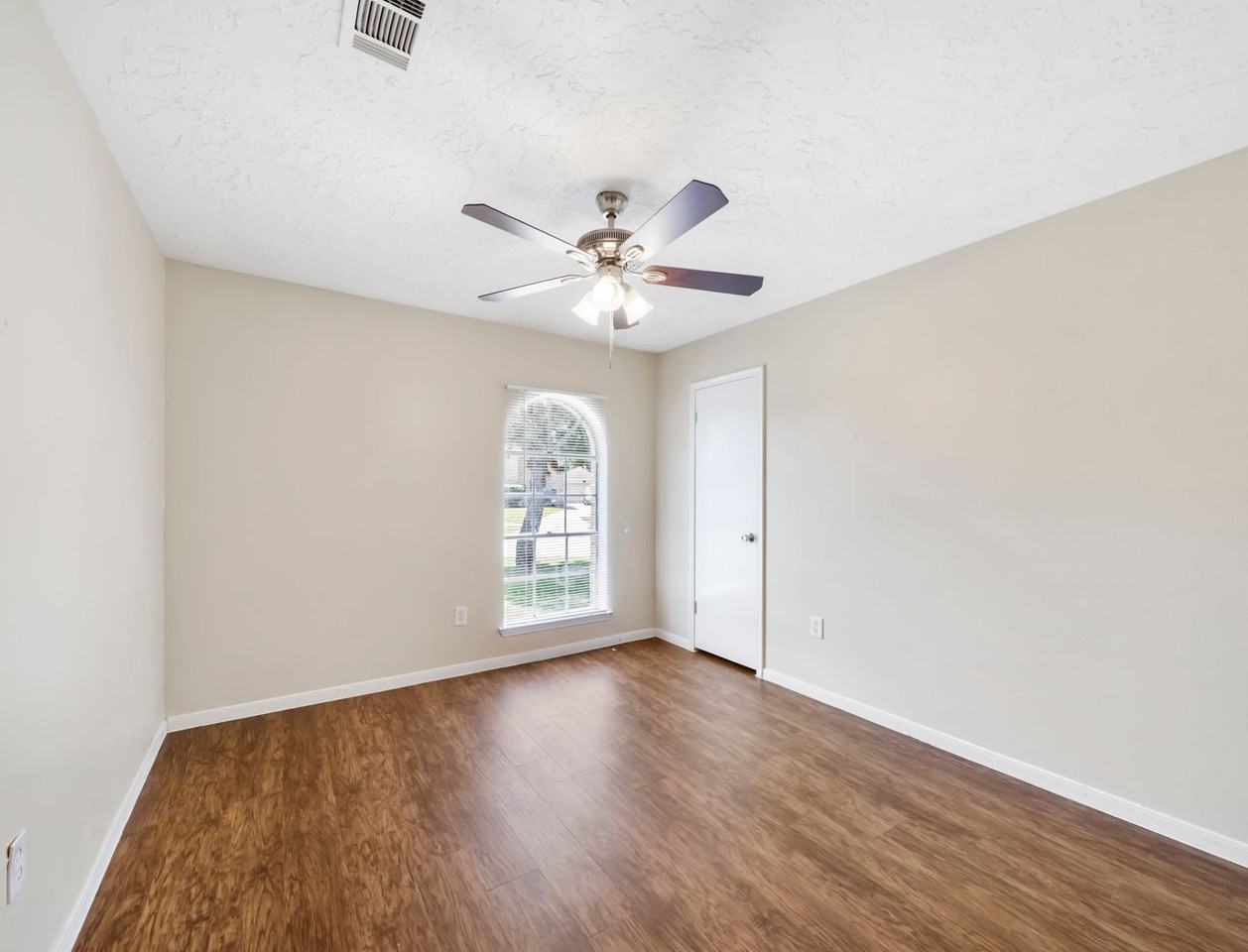 7962 Southmeadow Dr - Photo 6 of 20