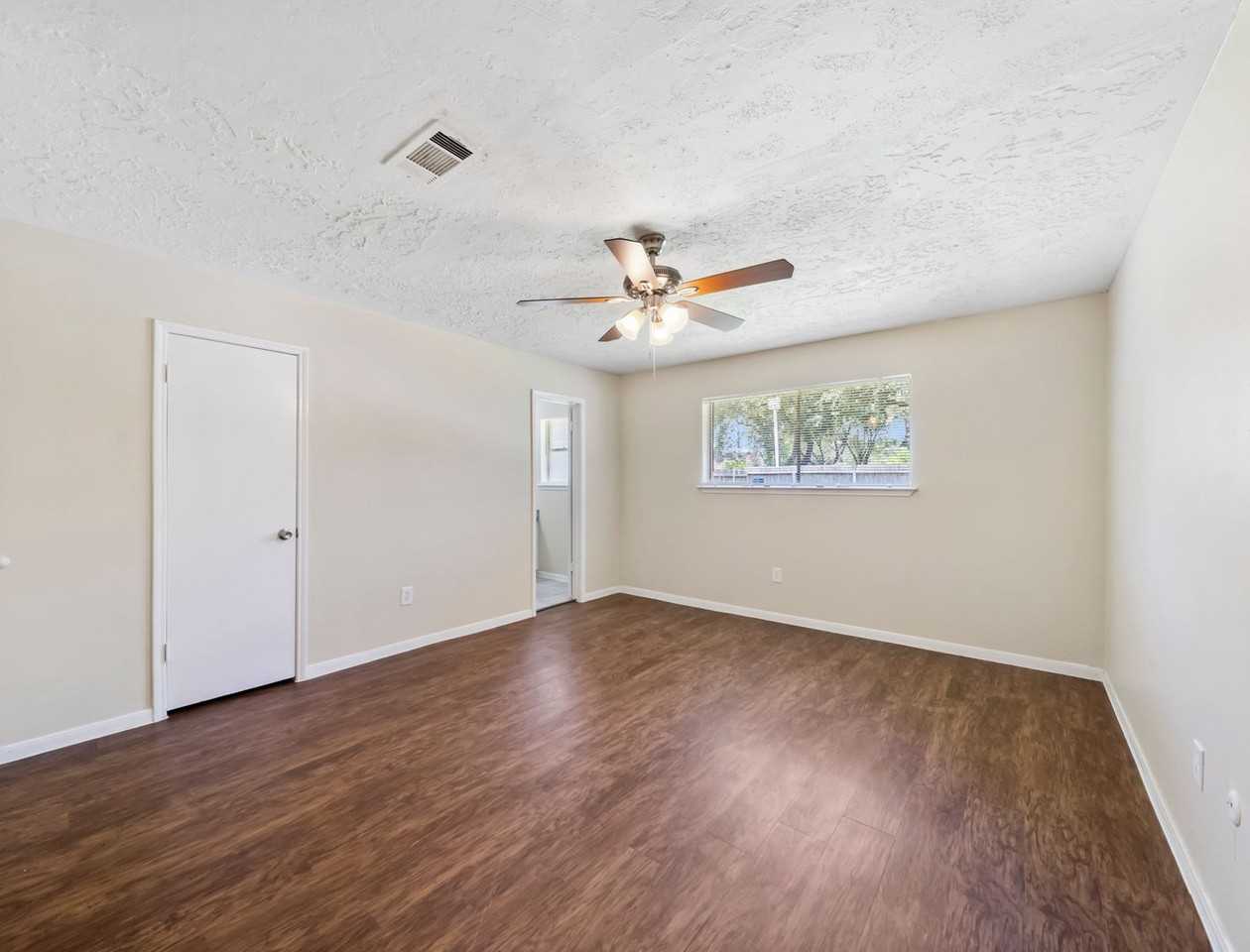 7962 Southmeadow Dr - Photo 7 of 20