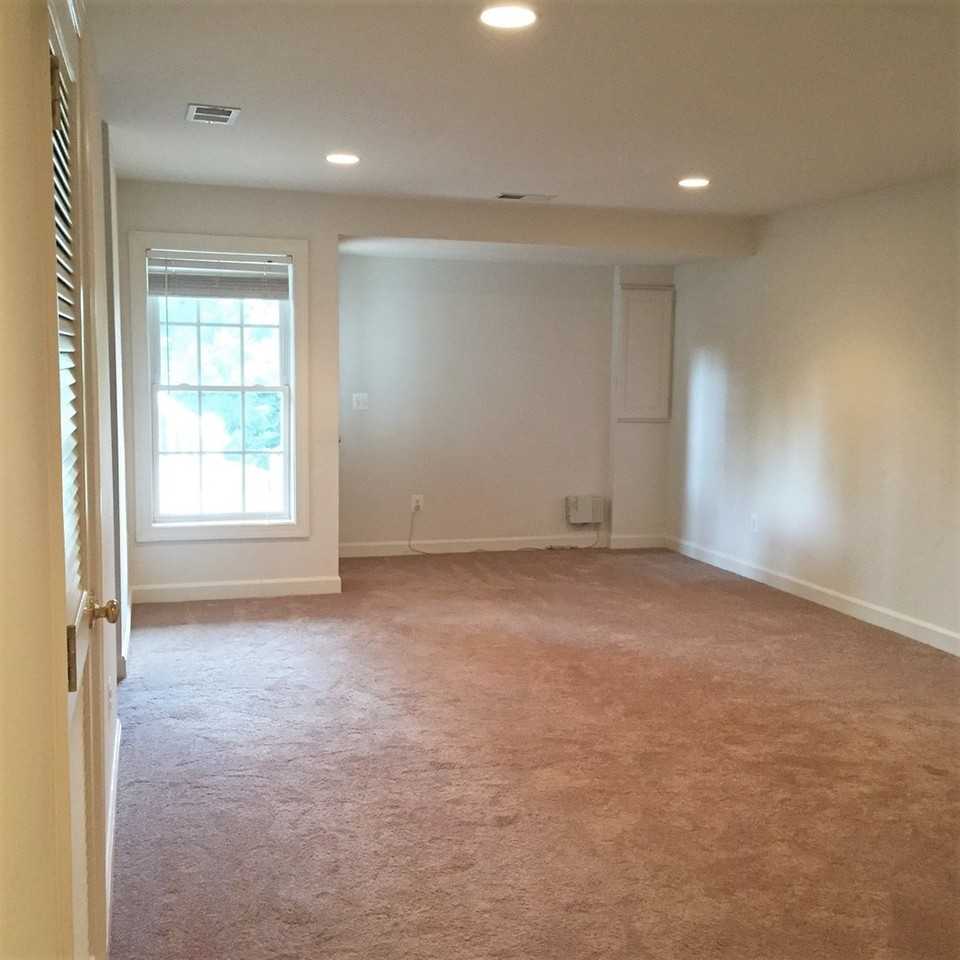 1023 Hotchkiss Pl - Photo 7 of 9