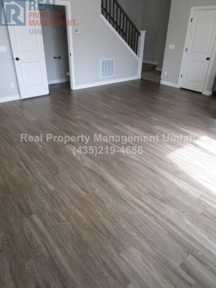 428 E Red Fox Ln - Photo 2 of 7