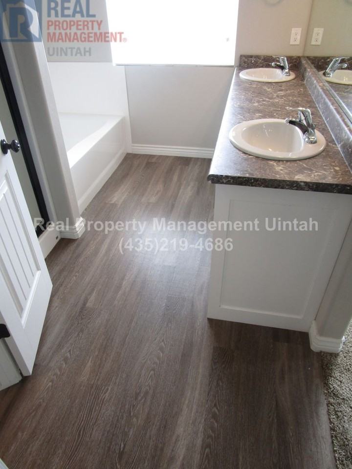 428 E Red Fox Ln - Photo 3 of 7