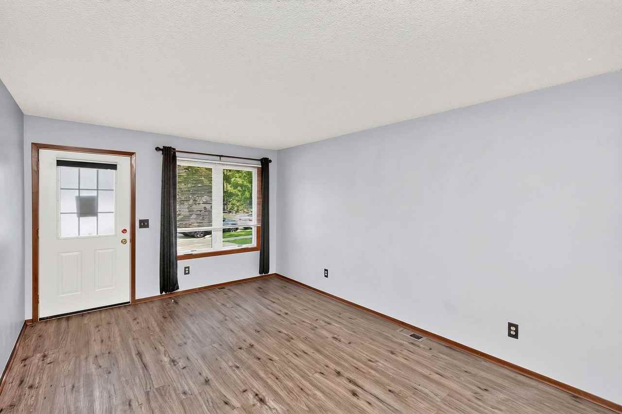 1614 Nw Applewood St - Photo 2 of 27