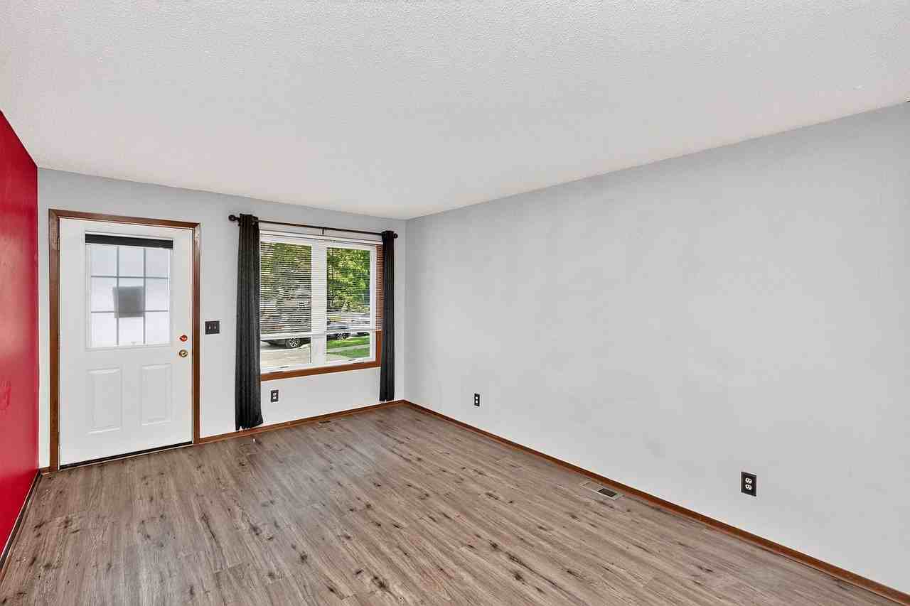 1614 Nw Applewood St - Photo 3 of 27
