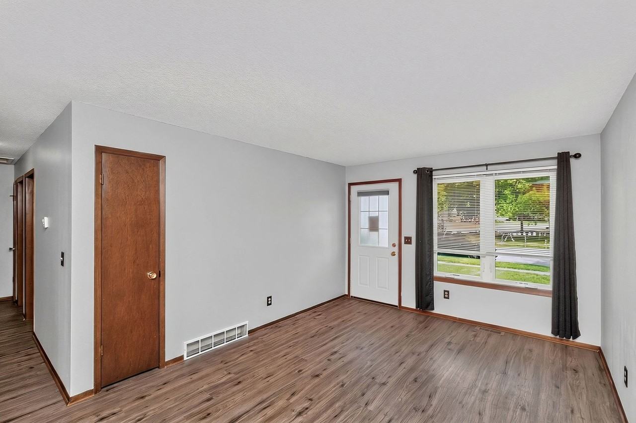 1614 Nw Applewood St - Photo 4 of 27