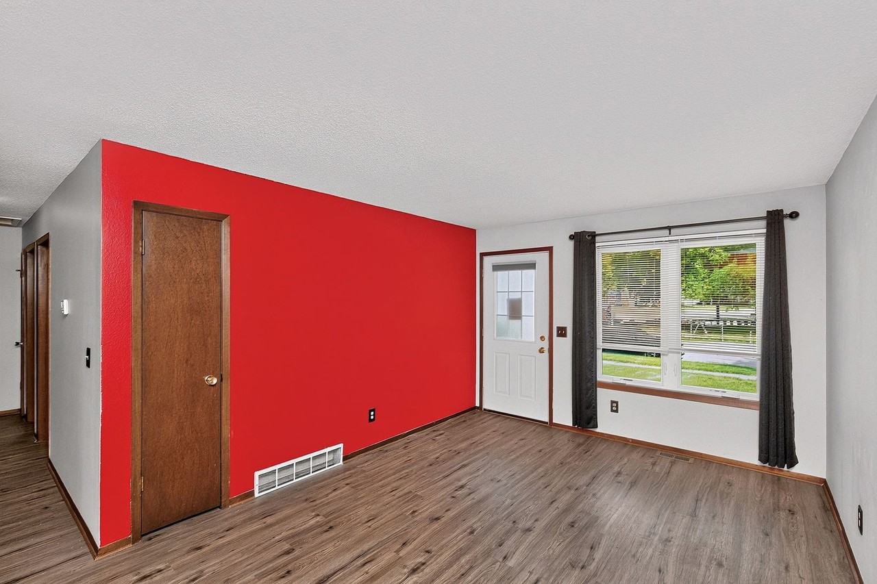1614 Nw Applewood St - Photo 5 of 27