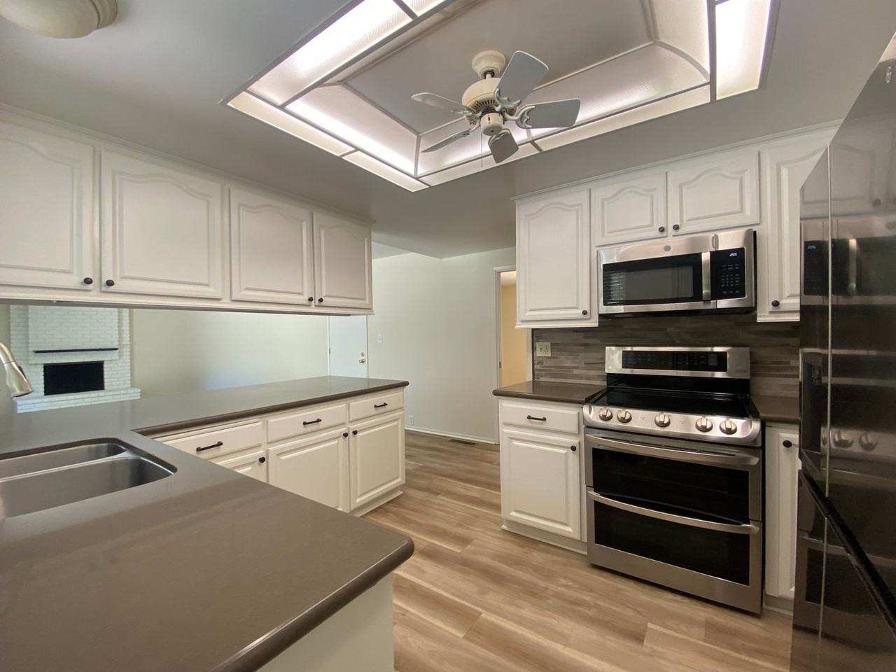 4653 Del Valle Pkwy - Photo 7 of 37