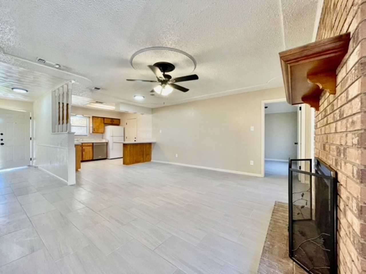 805 Colonial Ln - Photo 2 of 8