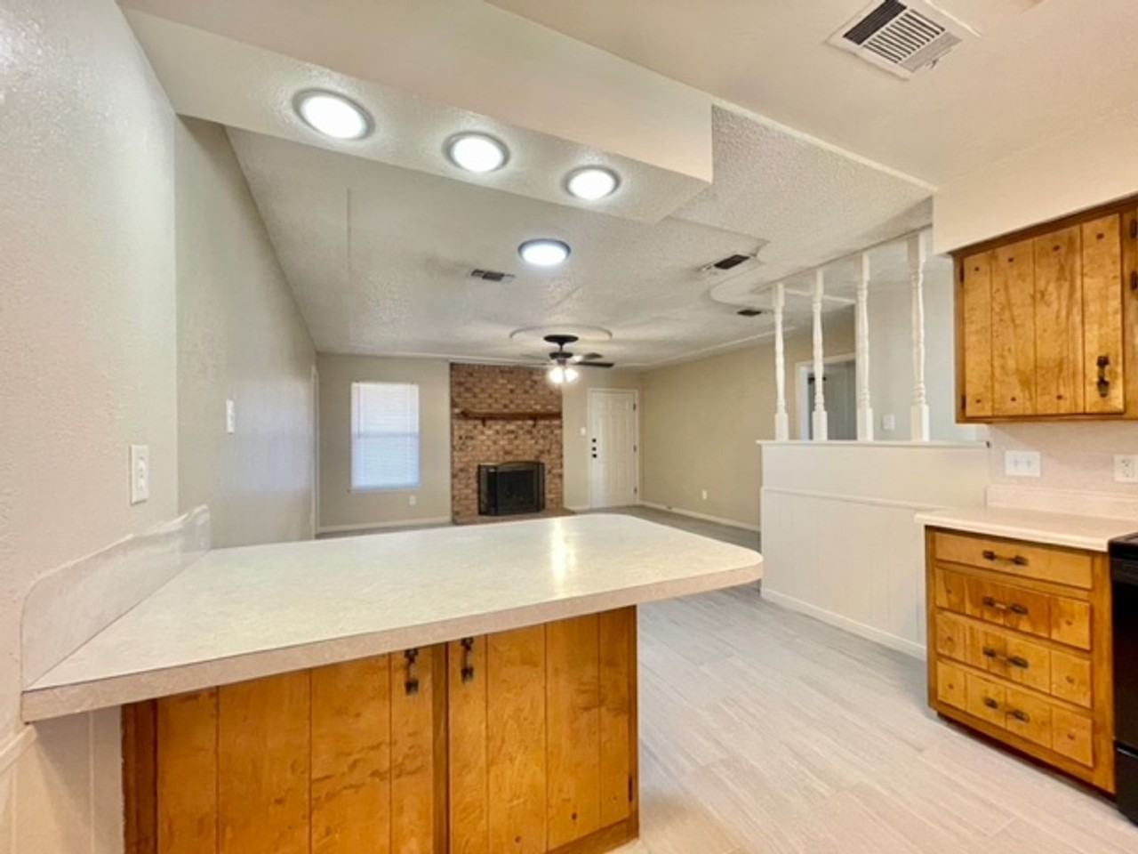805 Colonial Ln - Photo 3 of 8