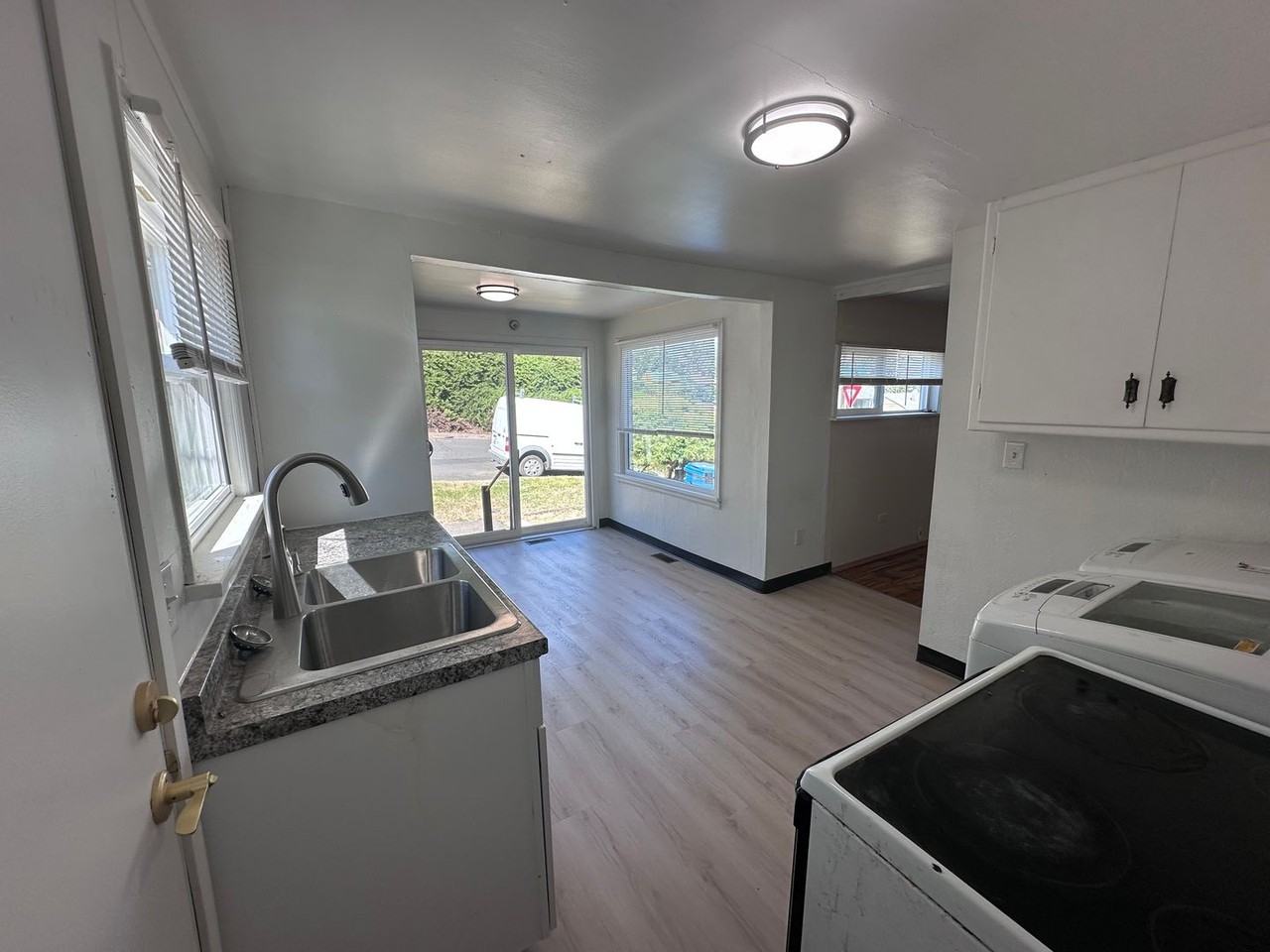 702 Se 8th St - Photo 3 of 9