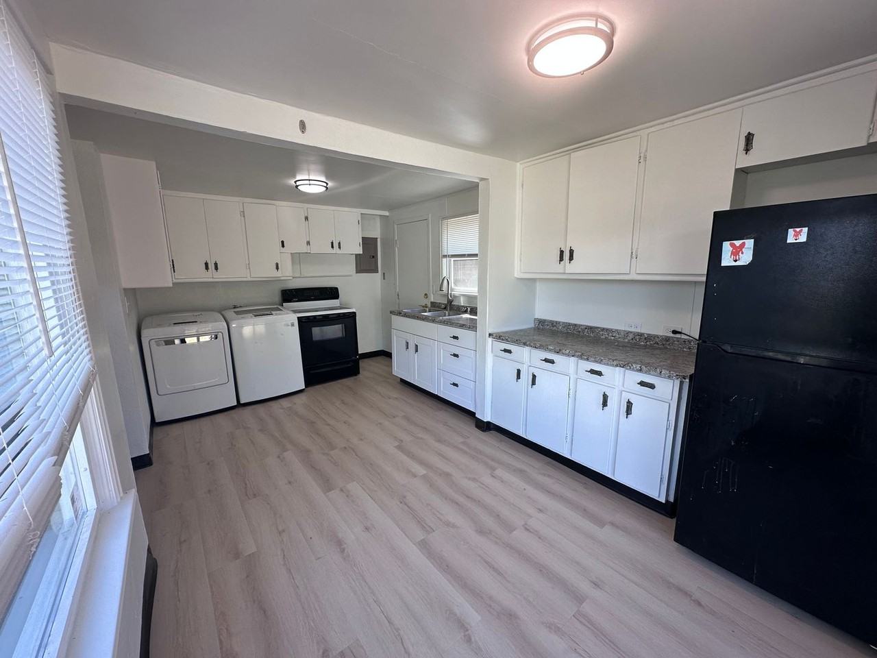 702 Se 8th St - Photo 4 of 9