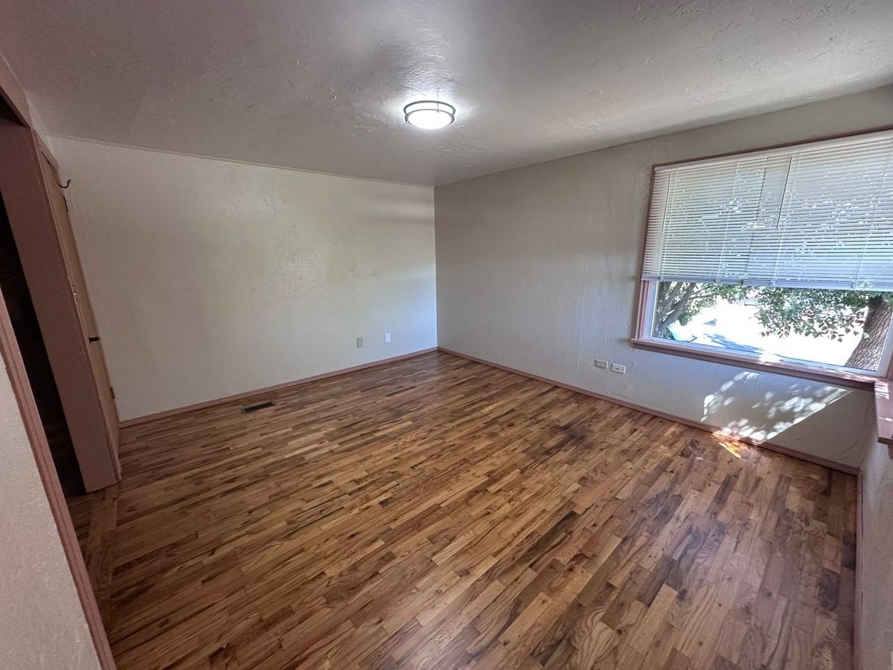 702 Se 8th St - Photo 7 of 9