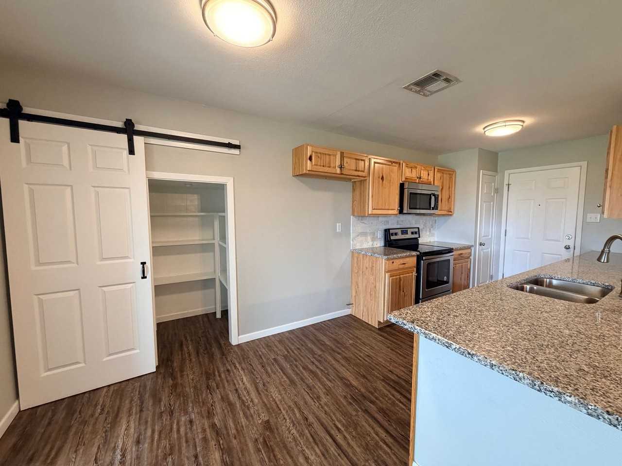 407 Viking St - Photo 2 of 9