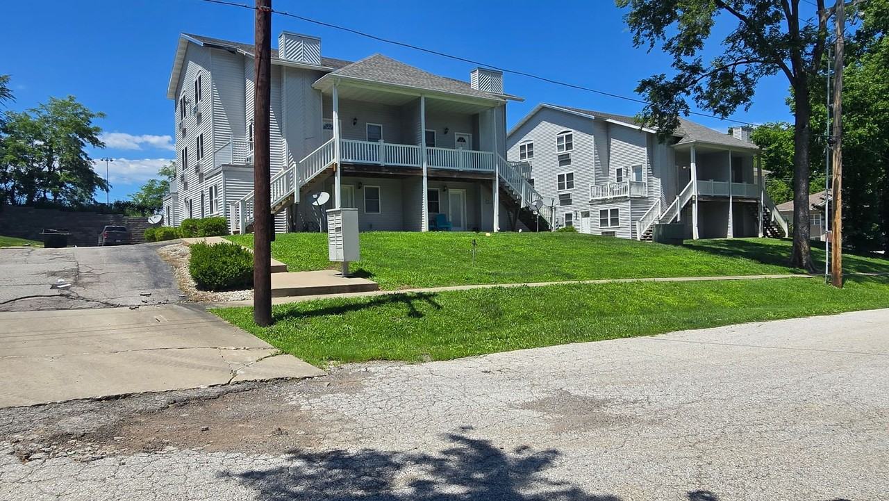 316 E Davis St - Photo 4 of 9