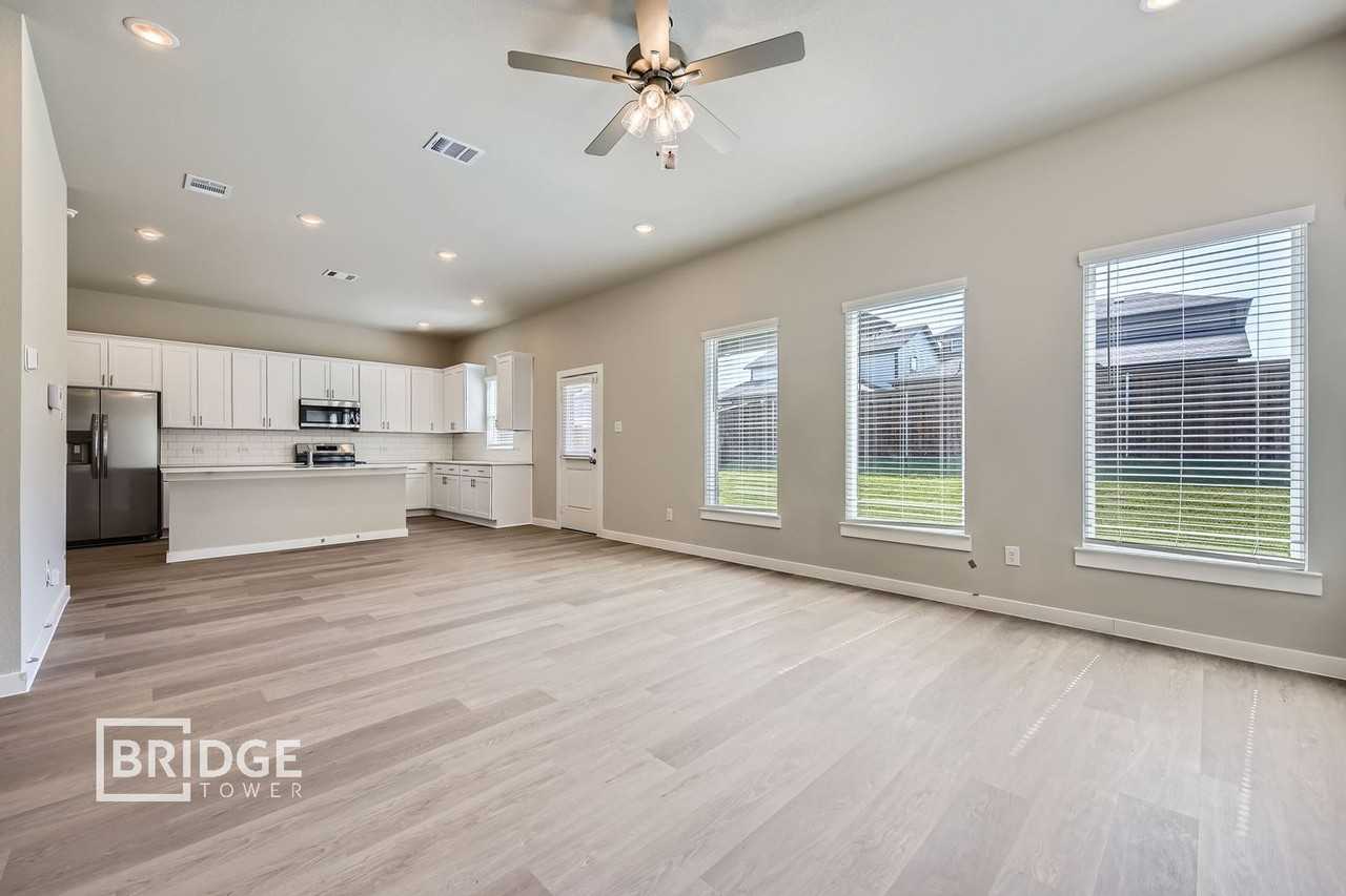 924 Jacquelyne Dr - Photo 4 of 14
