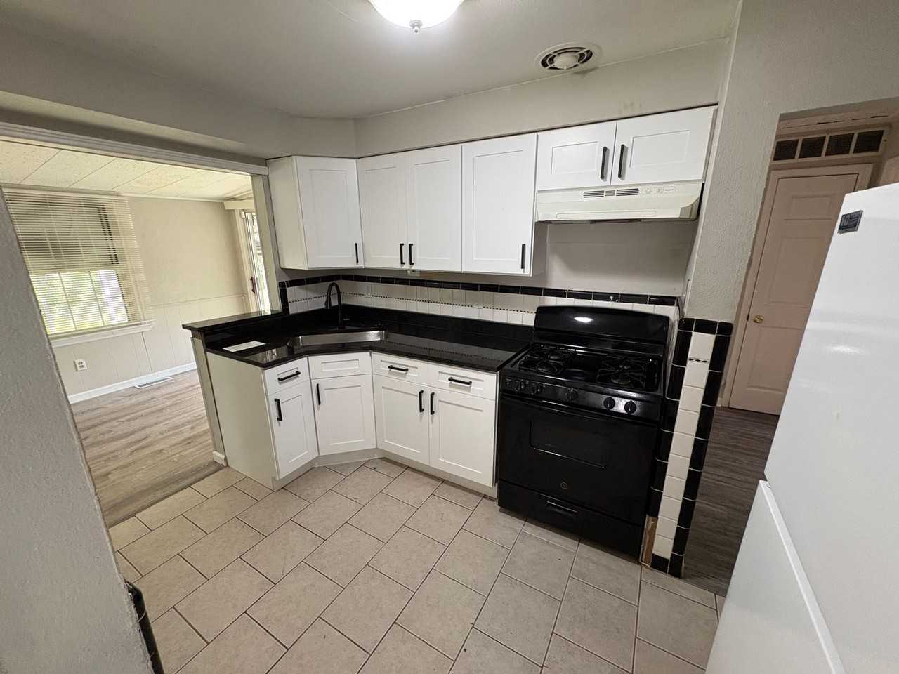 1263 Roxton Dr - Photo 3 of 8