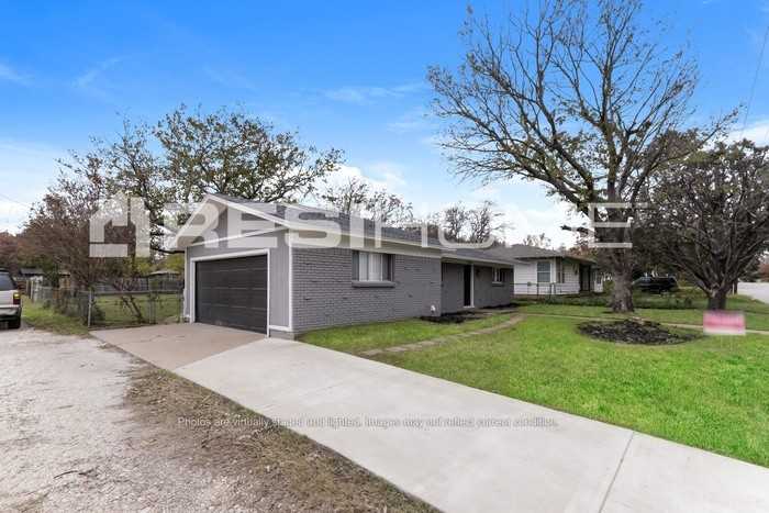 1507 Granbury St - Photo 3 of 18