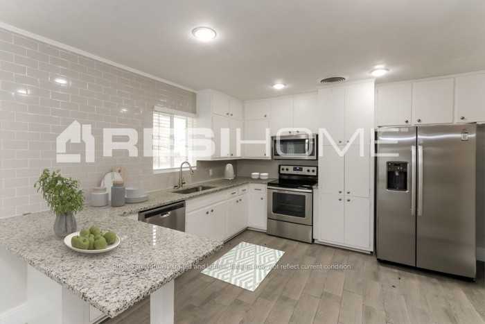 1507 Granbury St - Photo 4 of 18