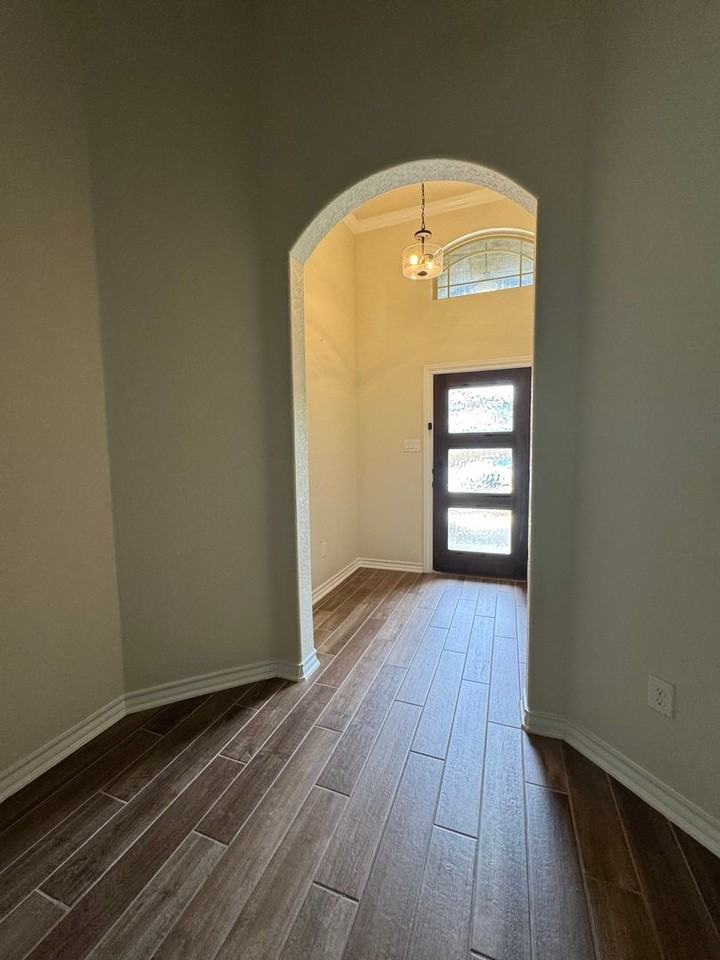 3202 Blantyre - Photo 2 of 24