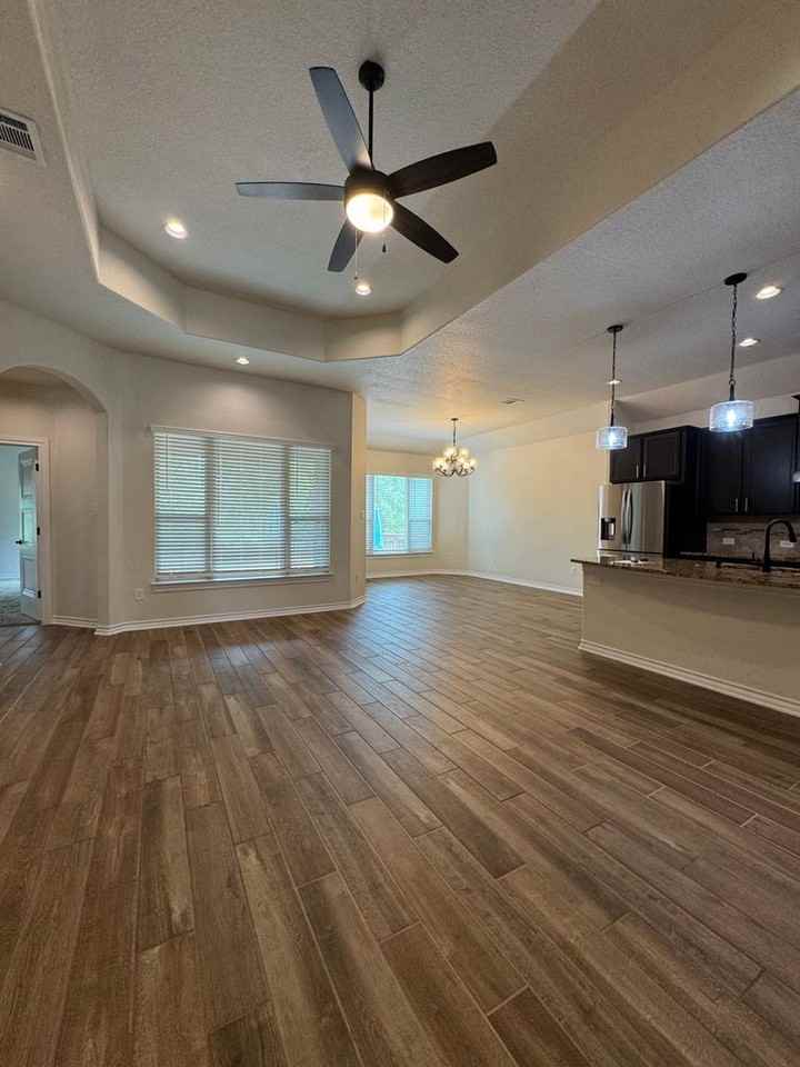 3202 Blantyre - Photo 3 of 24
