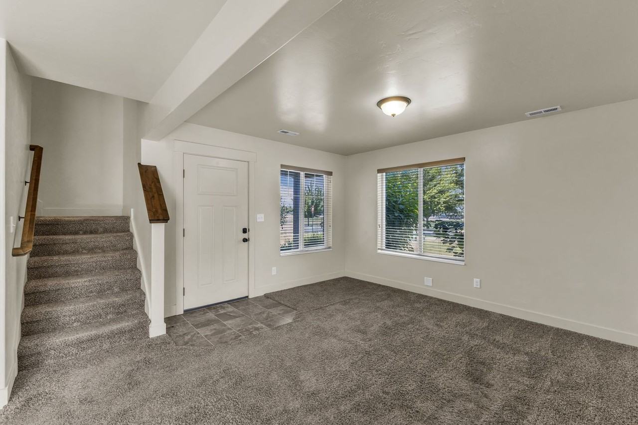 109 S 1125 W - Photo 5 of 26