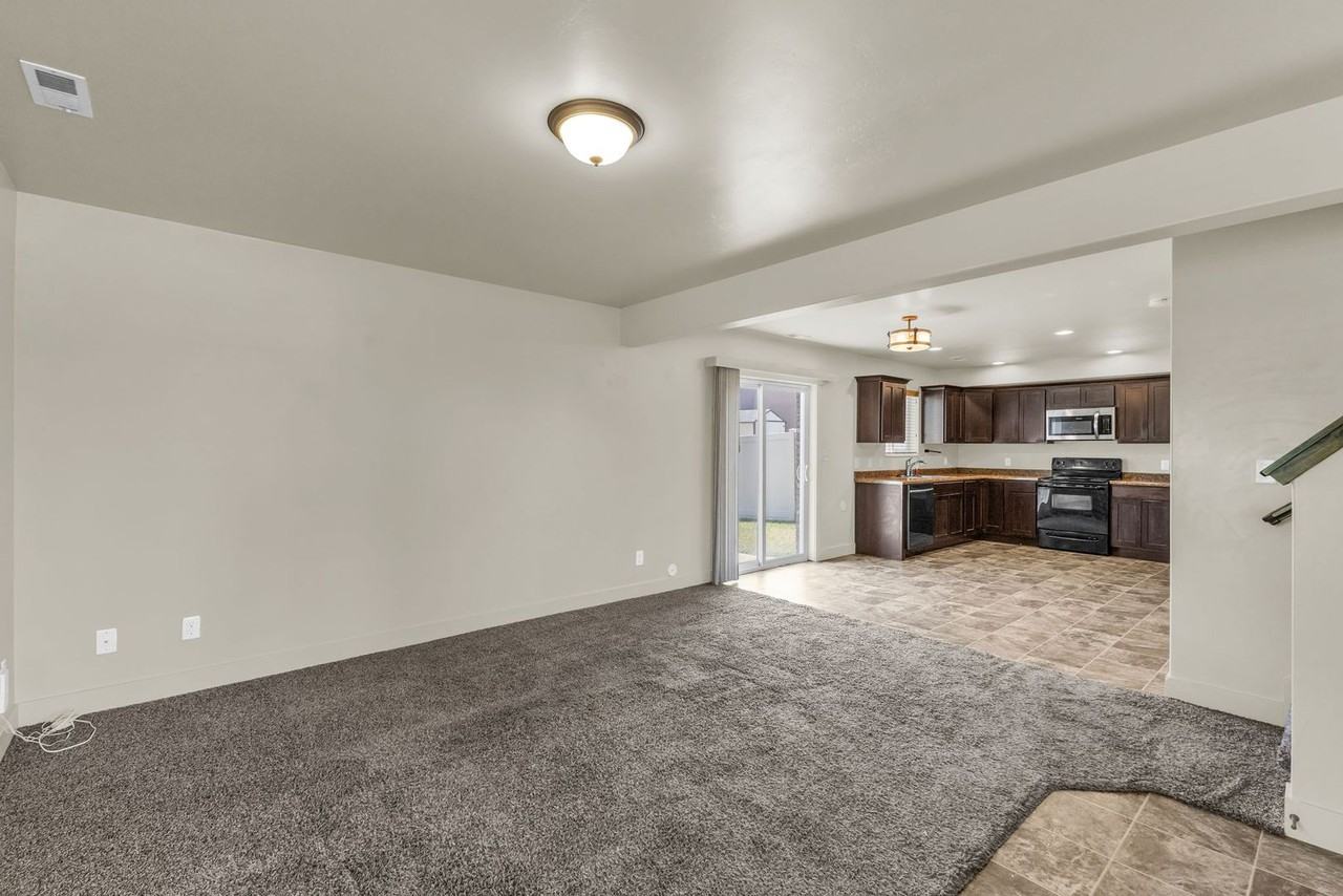 109 S 1125 W - Photo 7 of 26