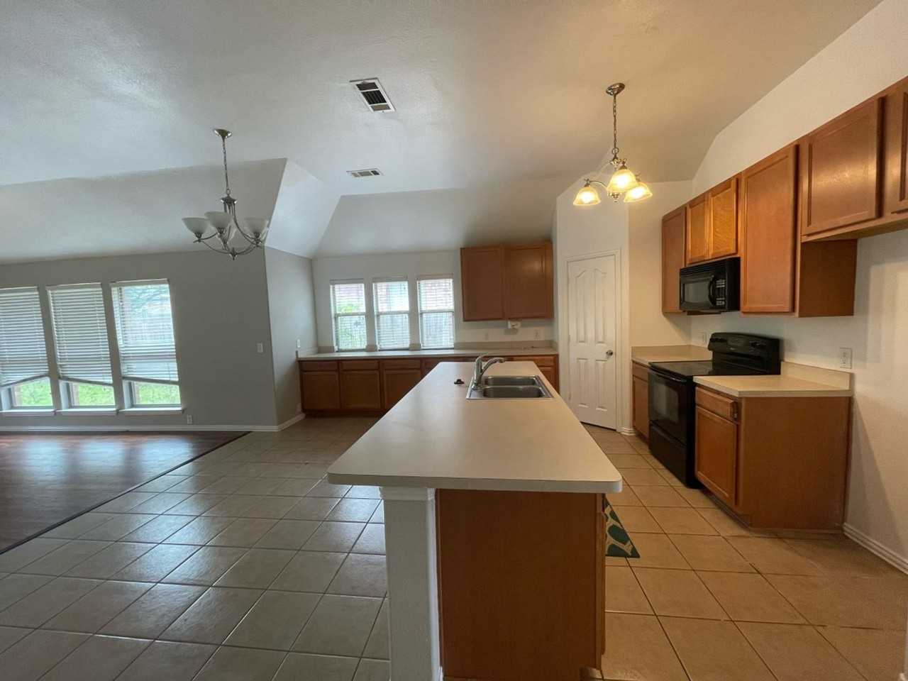905 Remington Ranch Rd - Photo 2 of 13