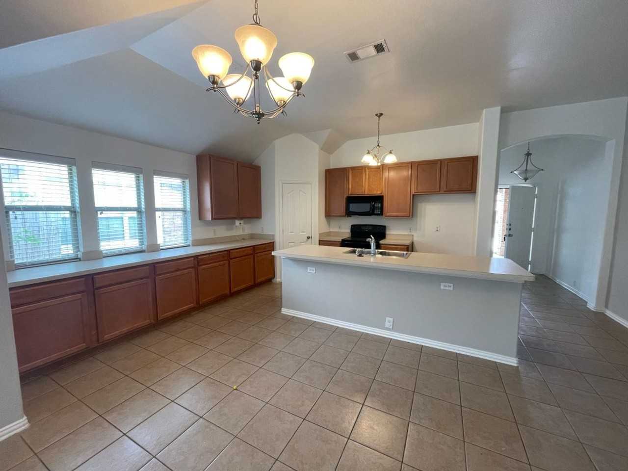 905 Remington Ranch Rd - Photo 3 of 13