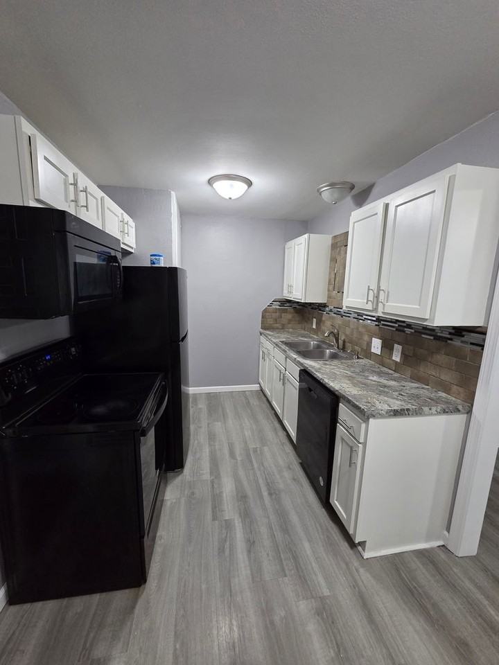 2119 S Glenn St - Photo 2 of 26