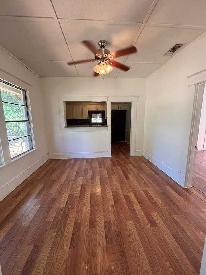 2560 Emery St - Photo 3 of 9